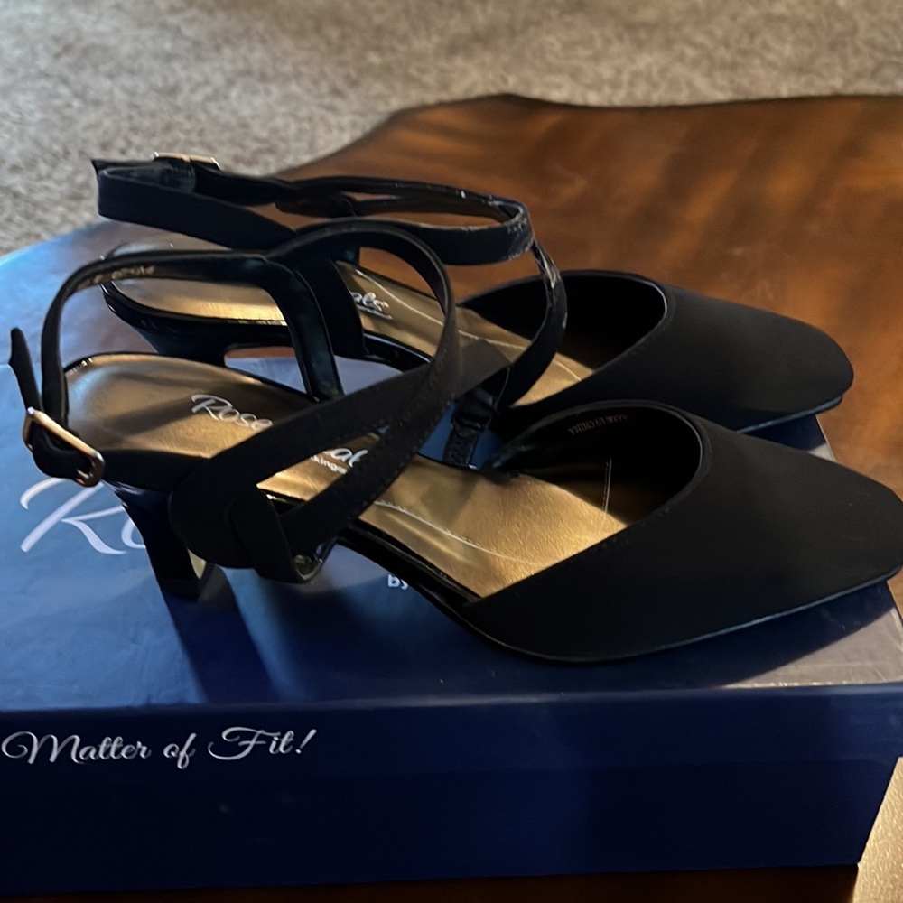 (#133) NWT ladies black heels by Rose Petals/Walking Cradles. Size 6 1/2 medium